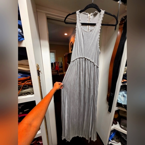Elegant Gray Sleeveless Dress - Picture 1 of 3